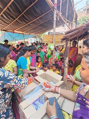 Food packets distribution in Sarenga