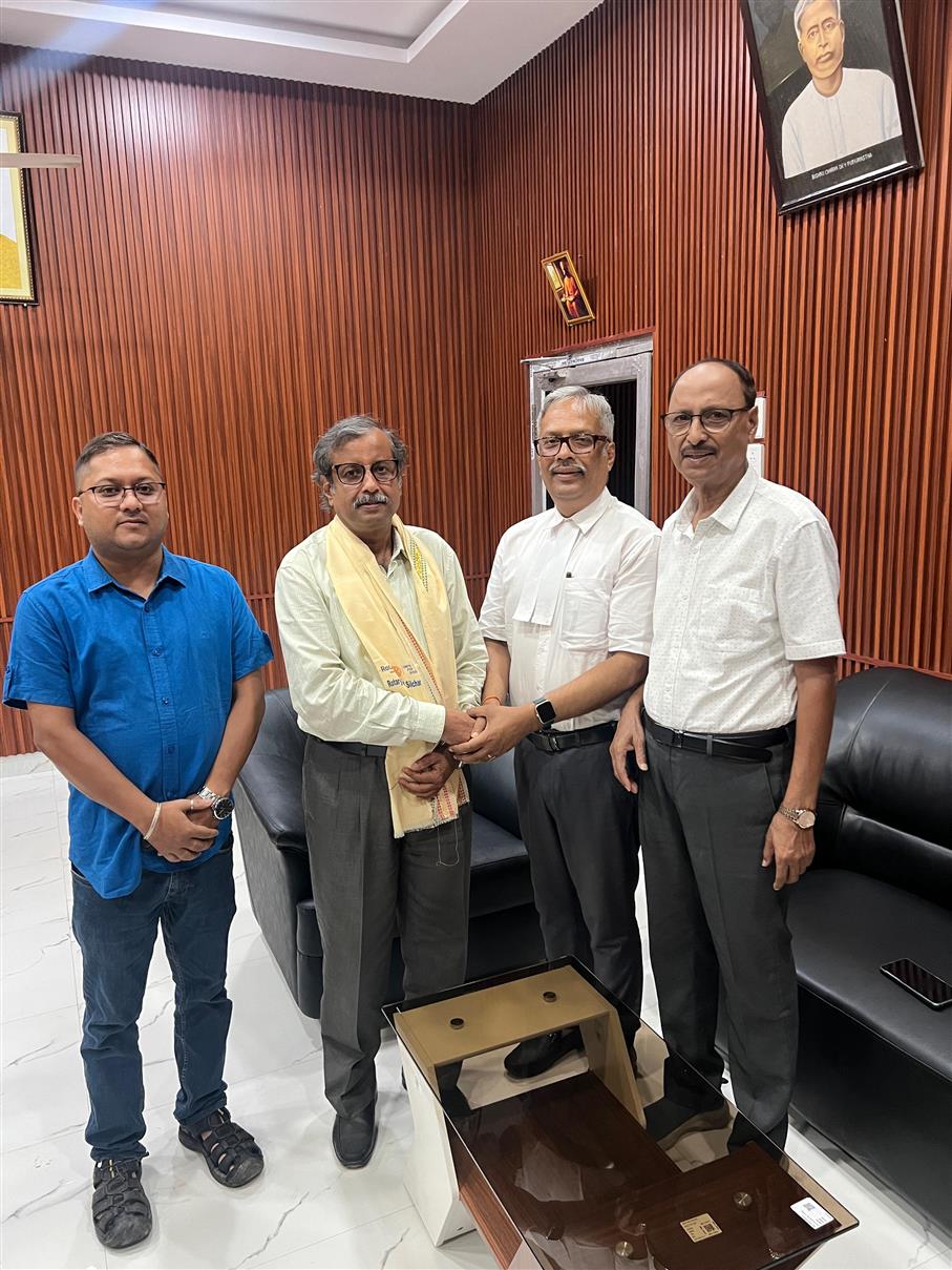 WELCOMING AN HONORARY ROTARIAN