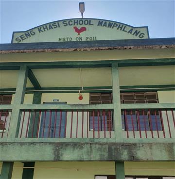 Gifting of items in Seng Khasi School , Mawphlang