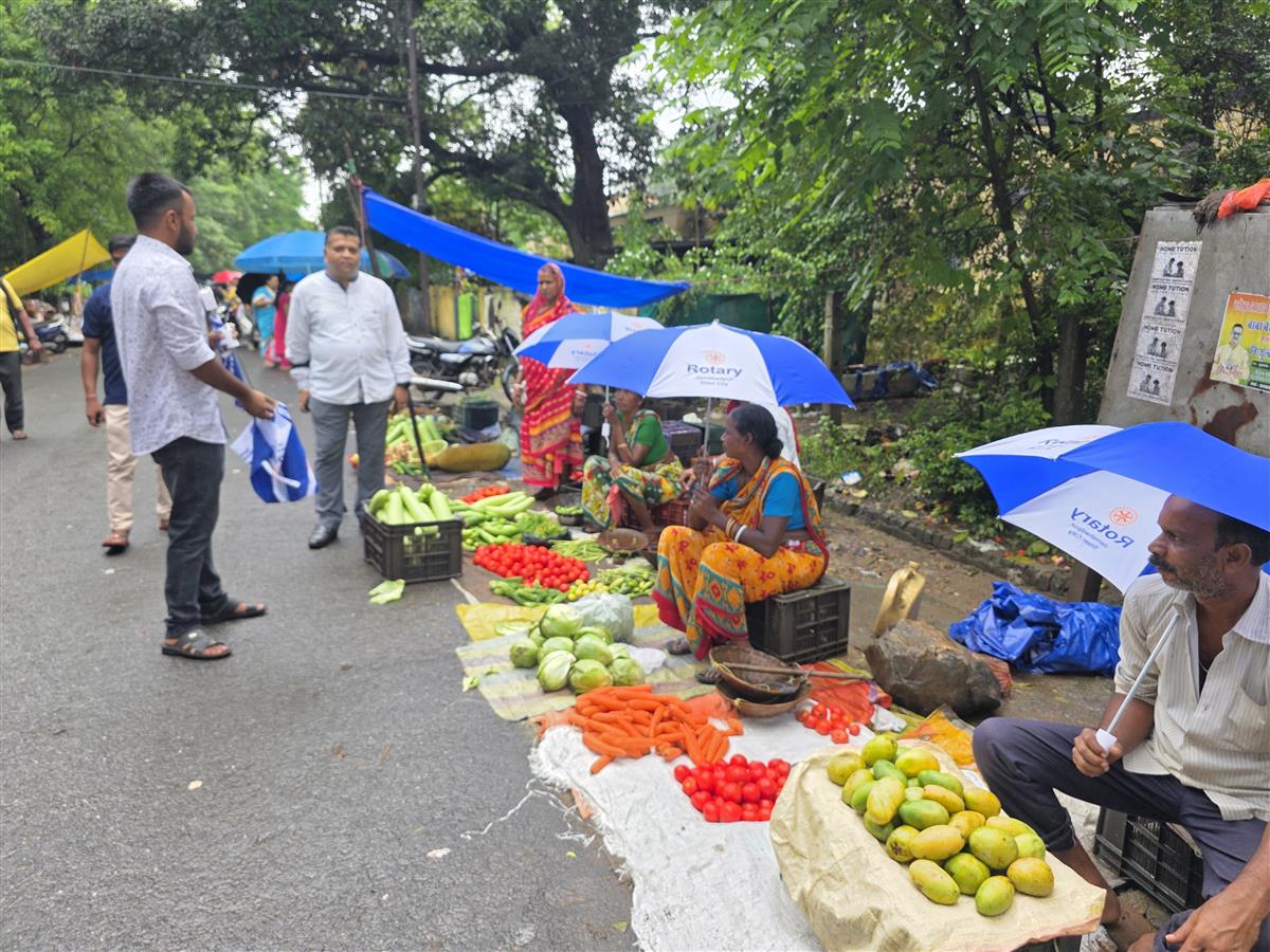 UMBRELLA DISTRIBUTION TO STREET VENDORS