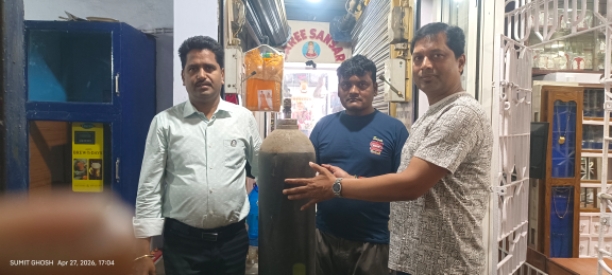 Oxygen cylinder being given to a patient. 