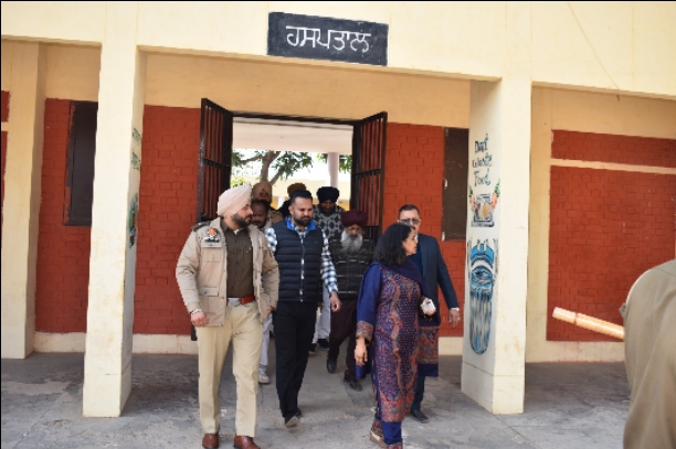 Distribution of free medicines in jail