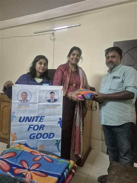 Distribution of woollen clothes